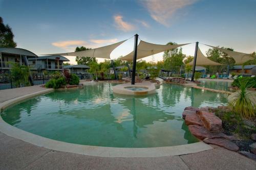 Tasman Holiday Parks - Moama on the Murray tesisinde veya buraya yakın yüzme havuzu