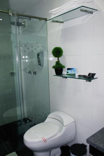 Un baño de Hotel Bogota Expocomfort - Embajada Americana
