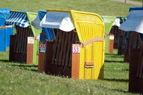 a row of suitcases sitting on the grass at Urlaub an der Nordsee - NEUE Penthouse-Ferienwohnung Deichliebe, direkt hinterm Deich in Butjadingen