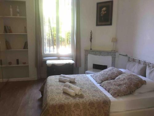 une chambre avec un lit avec deux serviettes dessus dans l'établissement Appartement en rez de jardin centre ville, à La Celle-sous-Gouzon