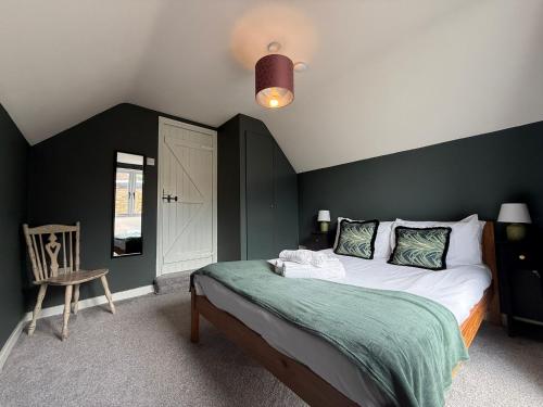 una camera da letto con un letto con una parete con accento verde di Charming cottage in WINDSOR - WALK TO CASTLE &SHOPS! a Windsor
