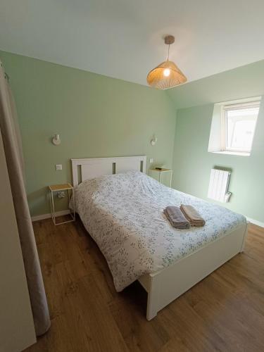 une chambre avec un lit avec deux serviettes dessus dans l'établissement A 1min a pied de la plage Petit fort Philippe, à Gravelines