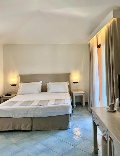 a bedroom with a large bed in a room at Hotel Sa Pedra in Murta Maria