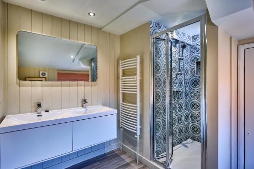 a bathroom with a sink and a shower at The Globe Inn in Wells next the Sea