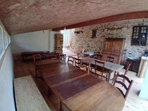 une salle à manger avec des tables et des chaises en bois dans l'établissement Le Gaffatou, à Montirat