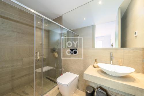ein Badezimmer mit Toilette, Waschbecken und Dusche in der Unterkunft Design Apartment Flamenco Garden at La Finca Golf - By Oyoostays in Algorfa