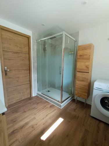 - une douche en verre dans une chambre avec un lave-linge dans l'établissement A 1min a pied de la plage Petit fort Philippe, à Gravelines