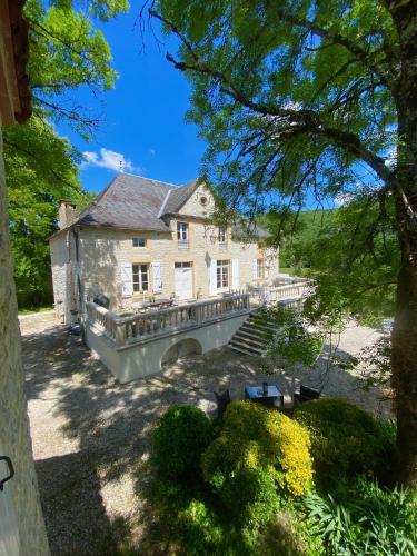 une image d'une grande maison avec un pont dans l'établissement Domaine la Cabane luxe vakantiehuizen met zwembad, à Dégagnac
