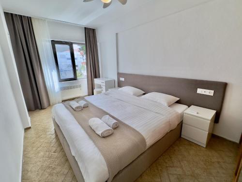 Ένα ή περισσότερα κρεβάτια σε δωμάτιο στο Beachside Bliss, Modern Stay 1 Min from the Sea in Sarımsaklı Ayvalik