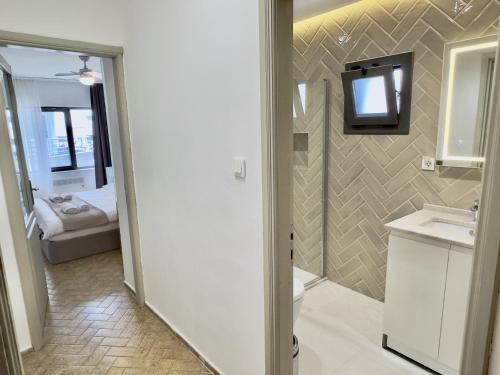 Ένα μπάνιο στο Beachside Bliss, Modern Stay 1 Min from the Sea in Sarımsaklı Ayvalik