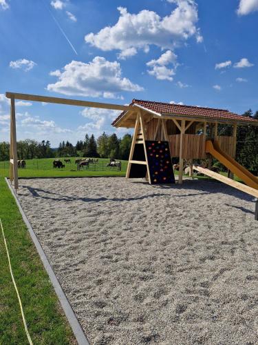 Ο χώρος παιχνιδιού για παιδιά στο Gemütliche Chalets & Ferienhäuser mit Sauna am Ferienhof Schiegl im bayrischen Wald
