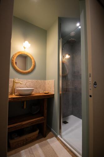 une salle de bain avec un lavabo et une douche dans l'établissement Le petit Préau 10 min plages, à Coudeville-sur-Mer