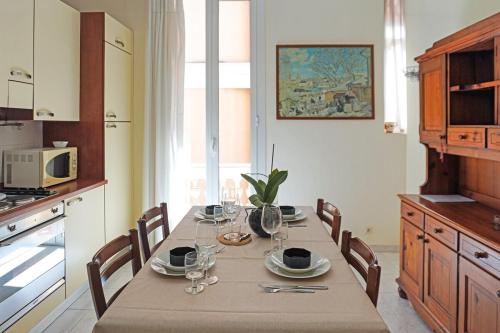 une cuisine avec une table avec des chaises et une salle à manger dans l'établissement Hypercentre - 5mn Monaco - Cosy 3 pièces - DN, à Beausoleil