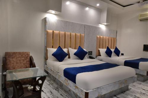 Postel nebo postele na pokoji v ubytování Hotel Today International - In City Centre New Delhi
