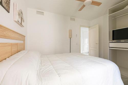 MARBELLA HOME RENTALS - Puerto Banus with Seaviews, 1BR apartment