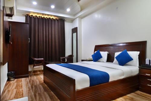 Postel nebo postele na pokoji v ubytování Hotel Today International - In City Centre New Delhi