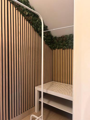 a room with a crib with a wooden wall at Dépendance La Corte Pizzighettone in Pizzighettone