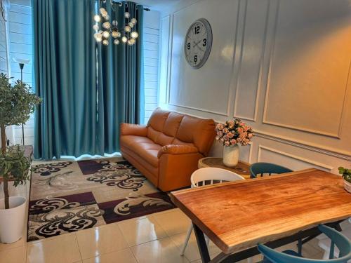 Posezení v ubytování DRIFF Homestay 3bedroom with aircond 50m to Night Market Wakaf Che Yeh