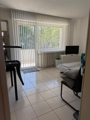 - un salon avec un piano et un lit dans l'établissement Ferienwohnung-Montagewohnunng DO, à Dortmund