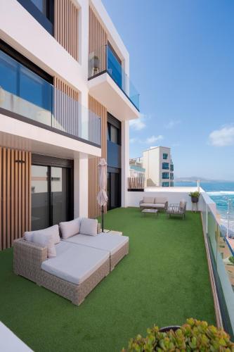 a balcony with a couch on the grass at Chez Abel in Las Palmas de Gran Canaria