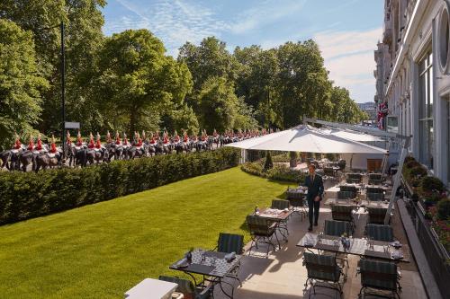 a group of horses and riders in a horse race at Mandarin Oriental Hyde Park, London in London