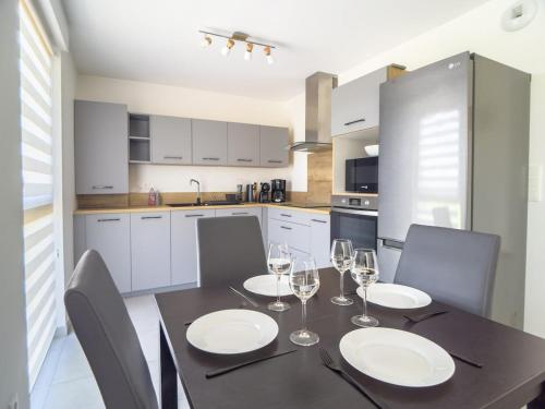 une cuisine avec une table avec des verres à vin dessus dans l'établissement Parking privé - Accès PMR - Terrasse vue châteaux - 2 lits, à Châtenois