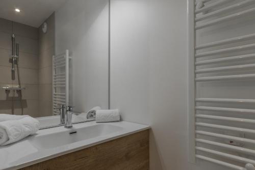 une salle de bain avec un lavabo et un miroir dans l'établissement Le mazot de Kayla - Mazot de Kayla - Vue Mont-Blan, aux Houches