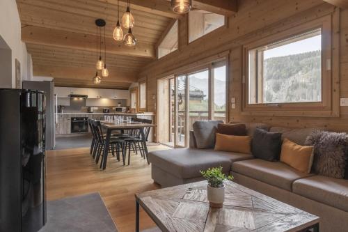 un salon avec un canapé et une table dans l'établissement Trabets 2 - Vue Montagne - 150m des Remontees, aux Houches