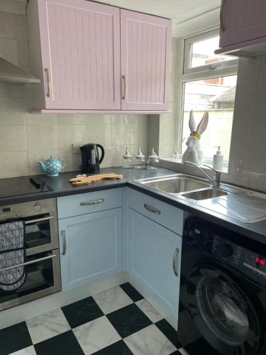 Η κουζίνα ή μικρή κουζίνα στο Alices House