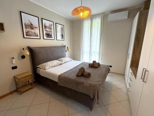 a bedroom with a bed with two towels on it at Like Heaven Argegno Pool & Lake View in Argegno