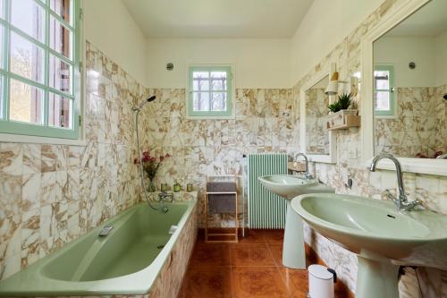 La salle de bains est pourvue de 2 lavabos, d'une baignoire et d'une baignoire. dans l'établissement La Musardière - Cottage avec Grand Jardin, à Beaumont-le-Roger