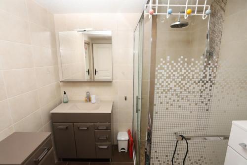 une salle de bain avec douche et lavabo dans l'établissement Belle villa T3 avec terrasse proche de la plage de St Cyprien, à Saint-Cyprien