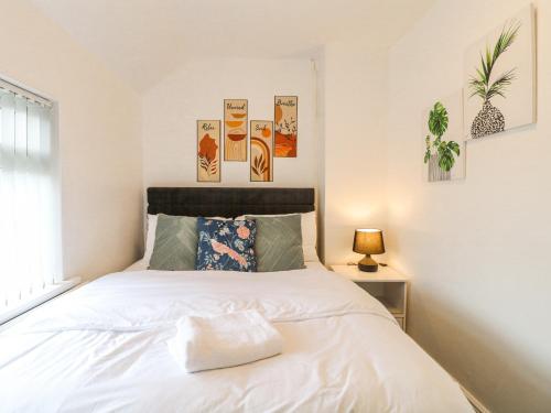 a bedroom with a white bed in a room at 46 Dalby Road in Leicester
