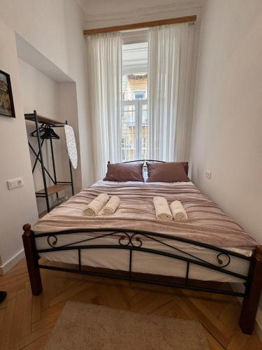 Un dormitorio con una cama grande con ventana. en Cozy Apartment in Old Town Tbilisi, en Tiflis
