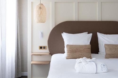 Postel nebo postele na pokoji v ubytování Hôtel Henry II Beaune Centre
