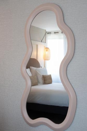 Postel nebo postele na pokoji v ubytování Hôtel Henry II Beaune Centre