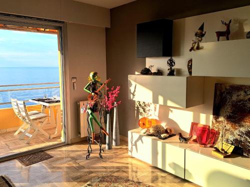 un salon avec vue sur l'océan dans l'établissement MONACO - LUXURY APARTMENT Fantastic Sea View- 1 bedroom, à Roquebrune-Cap-Martin