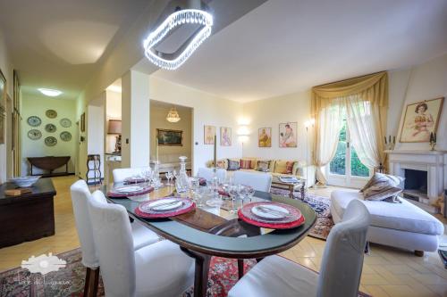 ein Wohnzimmer mit einem Tisch und weißen Stühlen in der Unterkunft Villa Marcella in Santa Margherita Ligure