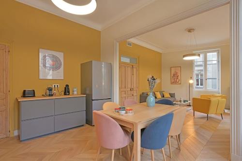 une cuisine et une salle à manger avec une table et des chaises dans l'établissement L'Elegant de Raspail, Spacieux et raffiné, à Avignon