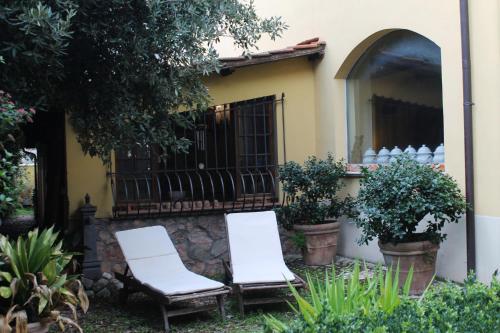two chairs sitting in front of a house at Dimora Umbra al civico 65 in Campello sul Clitunno