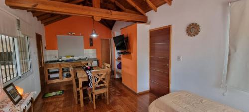sala de estar con cocina y mesa en una habitación en Complejo Buena Vista Capilla del Monte, en Capilla del Monte