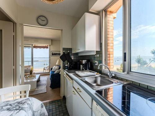 - une cuisine avec évier et vue sur l'océan dans l'établissement Arcachon - Accès plage, T2 avec balcon et parking - FR-1-433-2, à Arcachon