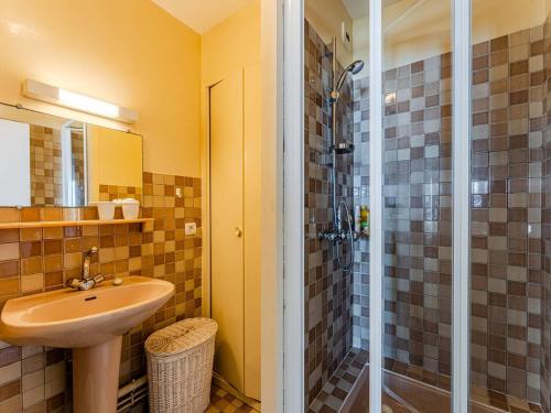 une salle de bain avec un lavabo et une douche dans l'établissement Arcachon - Accès plage, T2 avec balcon et parking - FR-1-433-2, à Arcachon