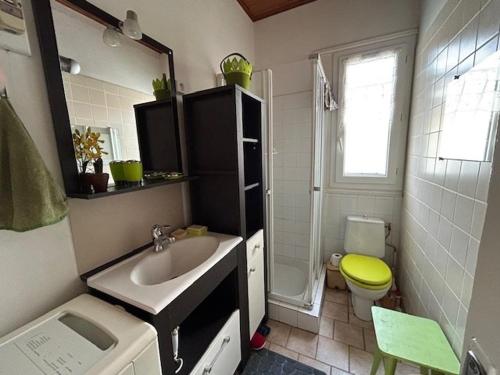 une petite salle de bain avec un lavabo et des toilettes dans l'établissement Maison calme avec jardinet, proche plage et Parc de Royan - FR-1-494-56, à Royan