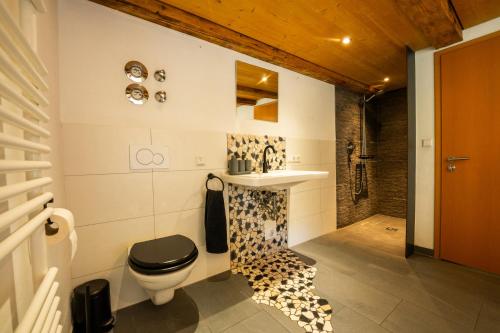 ein Badezimmer mit Toilette und Dusche in der Unterkunft Mit Blick auf Bergwiesen - Familienfreundliches Bauernhaus im Westallgäu in Weiler-Simmerberg