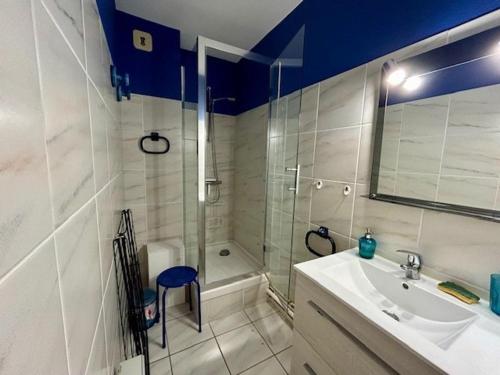 une salle de bain avec une douche, un lavabo et une baignoire dans l'établissement Appart. moderne, terrasse, prêt de la plage, parking - FR-1-494-140, à Royan