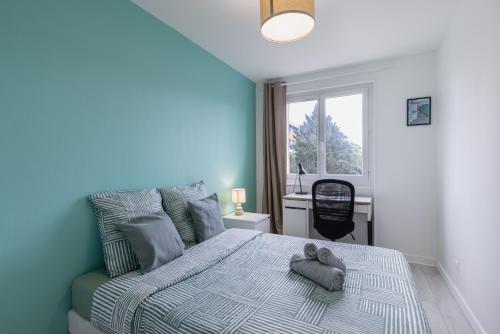 une chambre avec un lit avec deux animaux en peluche dessus dans l'établissement Meublé 3 chambres près Saint Jacques, à Clermont-Ferrand