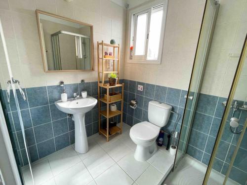 Ένα μπάνιο στο Large 2-bedroom townhouse with patio, 200Mbps WiFi