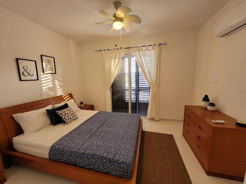 Ένα ή περισσότερα κρεβάτια σε δωμάτιο στο Large 2-bedroom townhouse with patio, 200Mbps WiFi