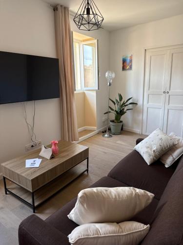 een woonkamer met een bank en een salontafel bij T2 Cosy HYPER CENTRE AJACCIO in Ajaccio